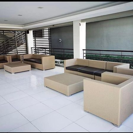 One Spatial Two Bedroom Condominium Unit With Pool And Gym Free Netflix And Wifi Ілоіло Екстер'єр фото