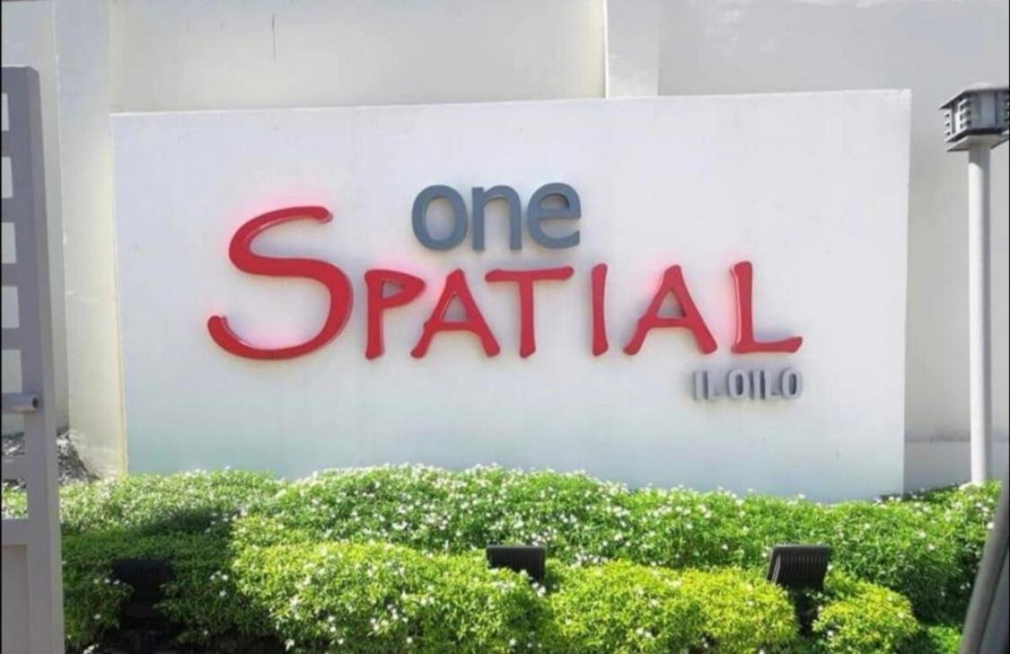 One Spatial Two Bedroom Condominium Unit With Pool And Gym Free Netflix And Wifi Ілоіло Екстер'єр фото