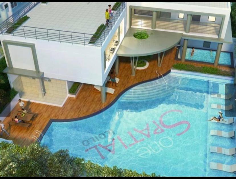One Spatial Two Bedroom Condominium Unit With Pool And Gym Free Netflix And Wifi Ілоіло Екстер'єр фото