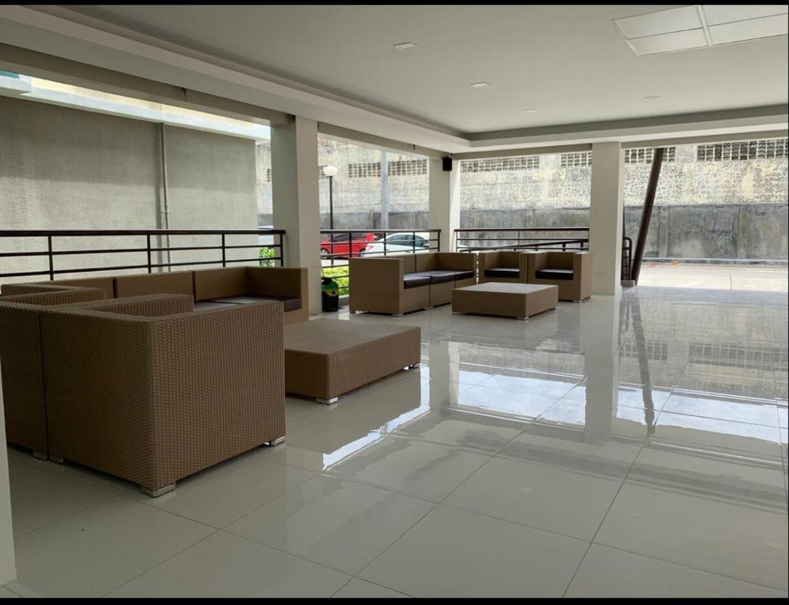 One Spatial Two Bedroom Condominium Unit With Pool And Gym Free Netflix And Wifi Ілоіло Екстер'єр фото