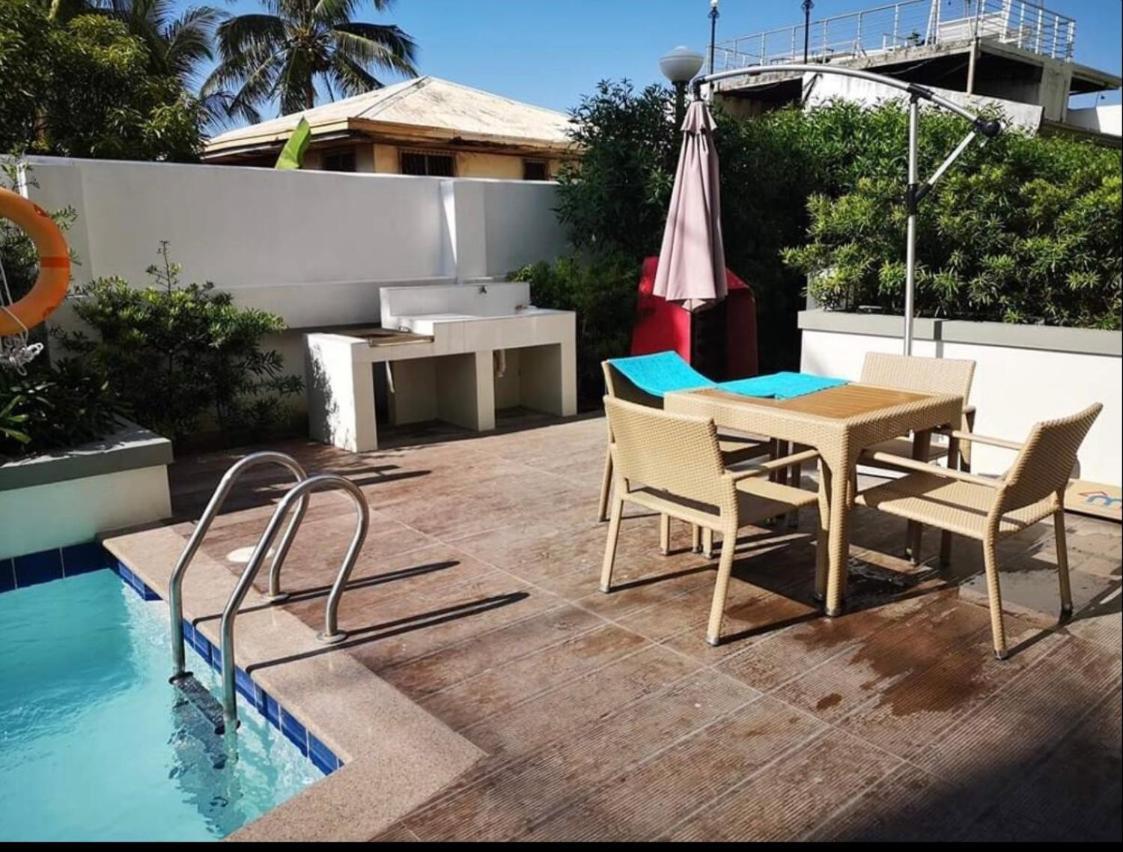 One Spatial Two Bedroom Condominium Unit With Pool And Gym Free Netflix And Wifi Ілоіло Екстер'єр фото