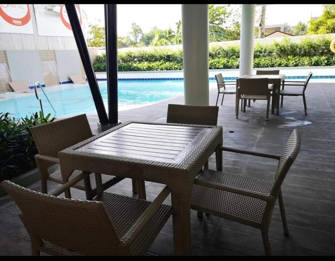 One Spatial Two Bedroom Condominium Unit With Pool And Gym Free Netflix And Wifi Ілоіло Екстер'єр фото