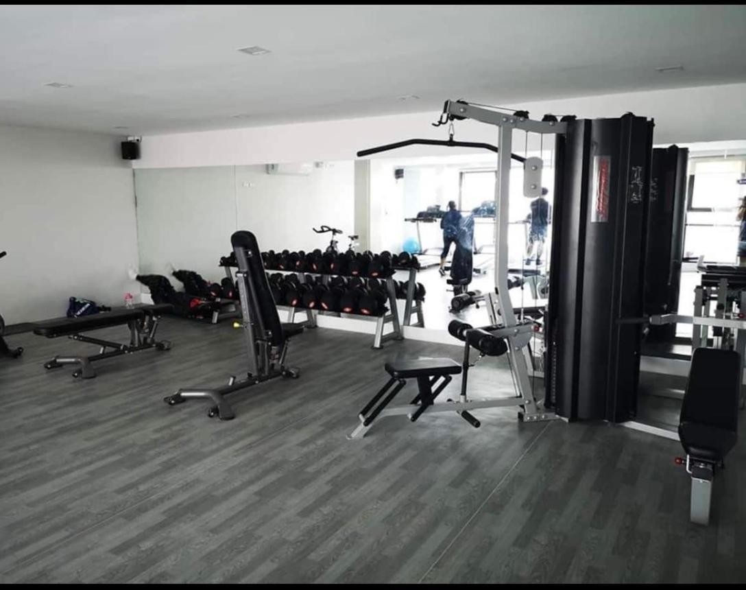 One Spatial Two Bedroom Condominium Unit With Pool And Gym Free Netflix And Wifi Ілоіло Екстер'єр фото